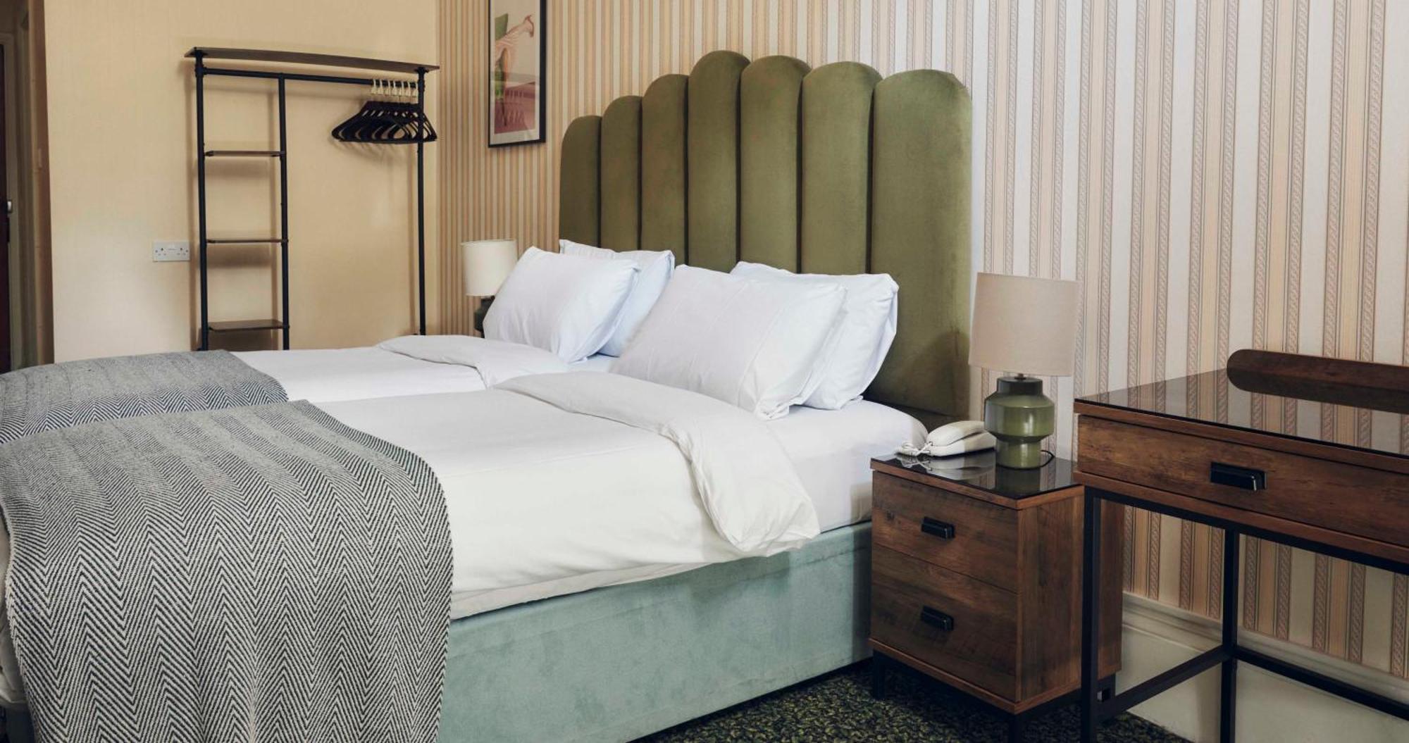 The Columbia Hotel Лондон Екстериор снимка