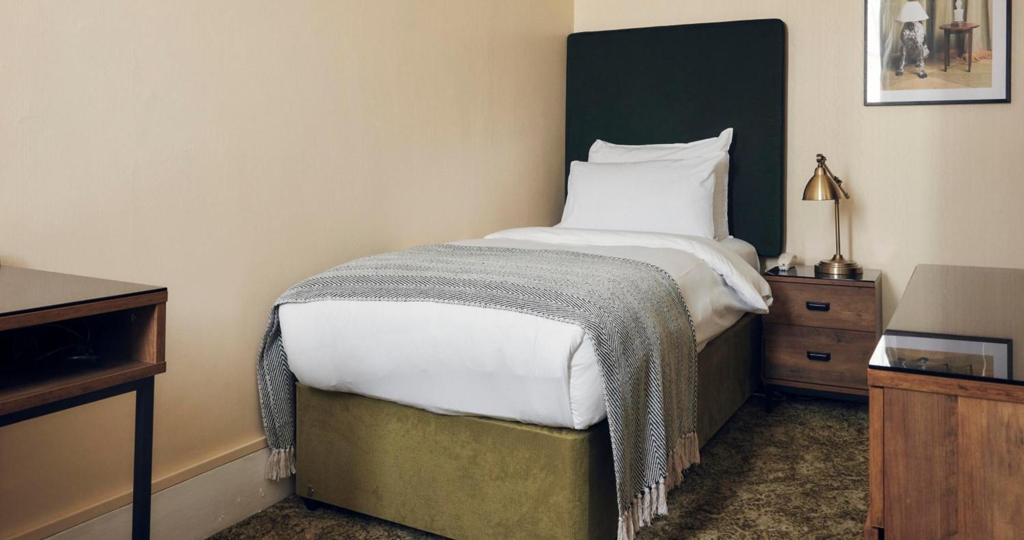 The Columbia Hotel Лондон Екстериор снимка
