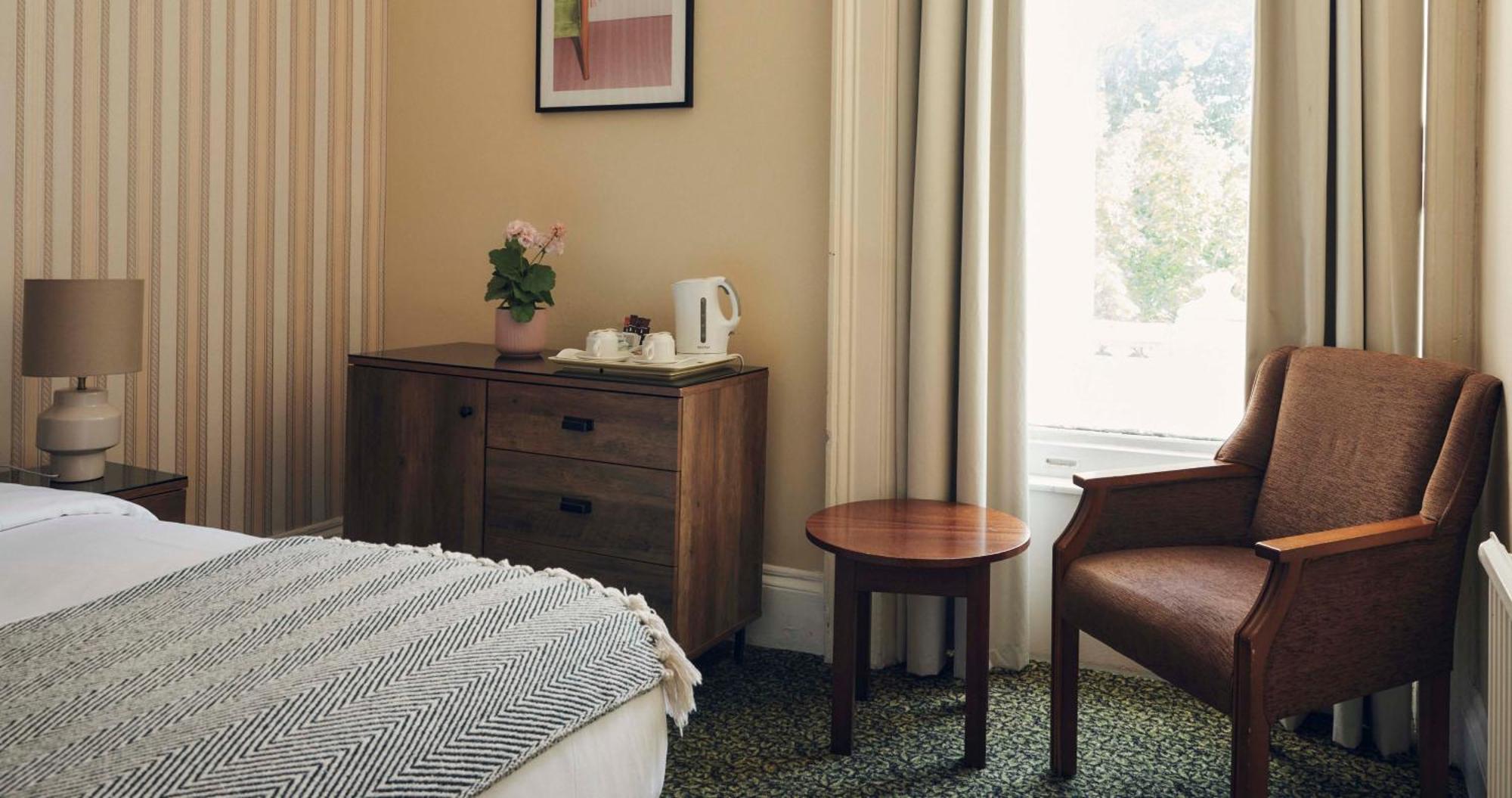 The Columbia Hotel Лондон Екстериор снимка
