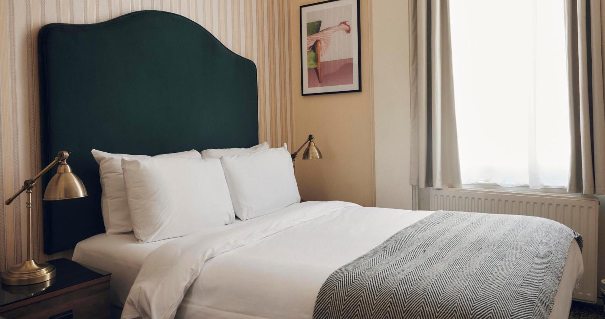 The Columbia Hotel Лондон Екстериор снимка
