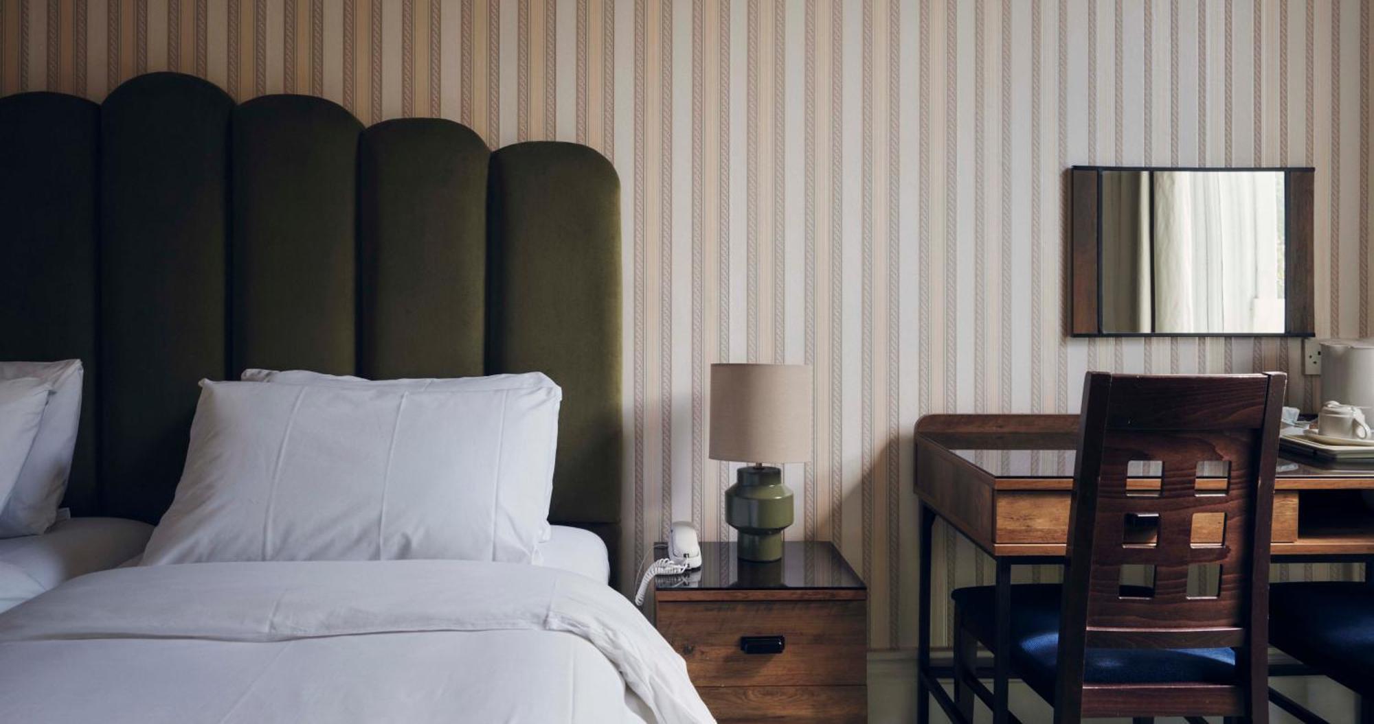 The Columbia Hotel Лондон Екстериор снимка