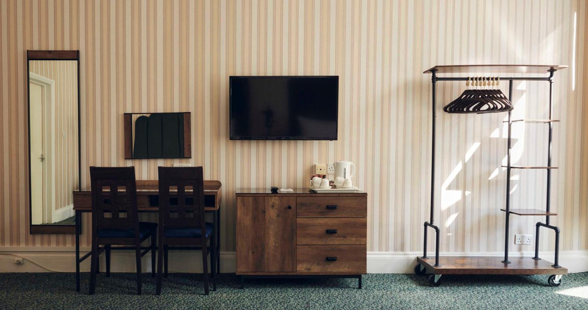 The Columbia Hotel Лондон Екстериор снимка