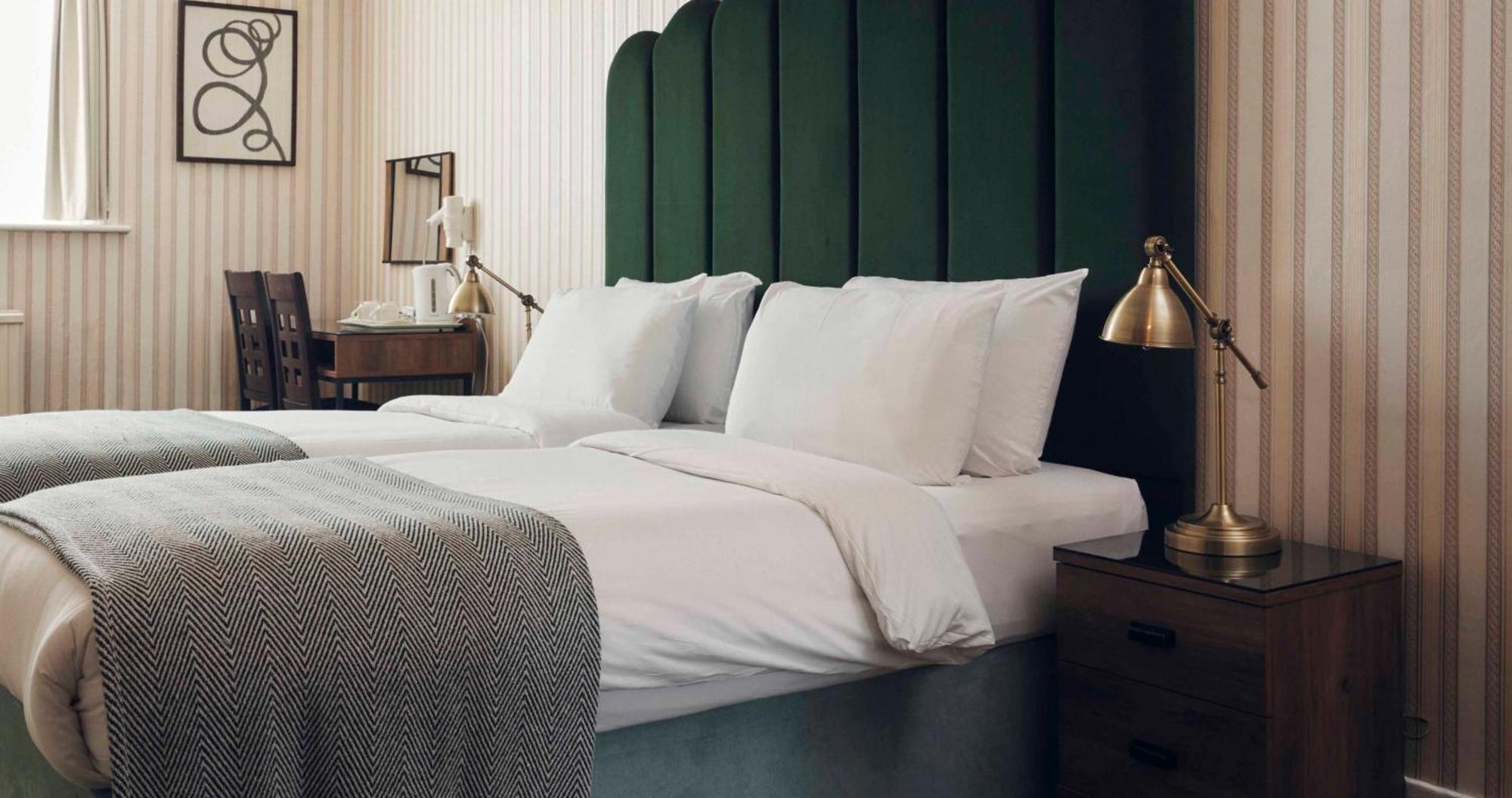 The Columbia Hotel Лондон Екстериор снимка