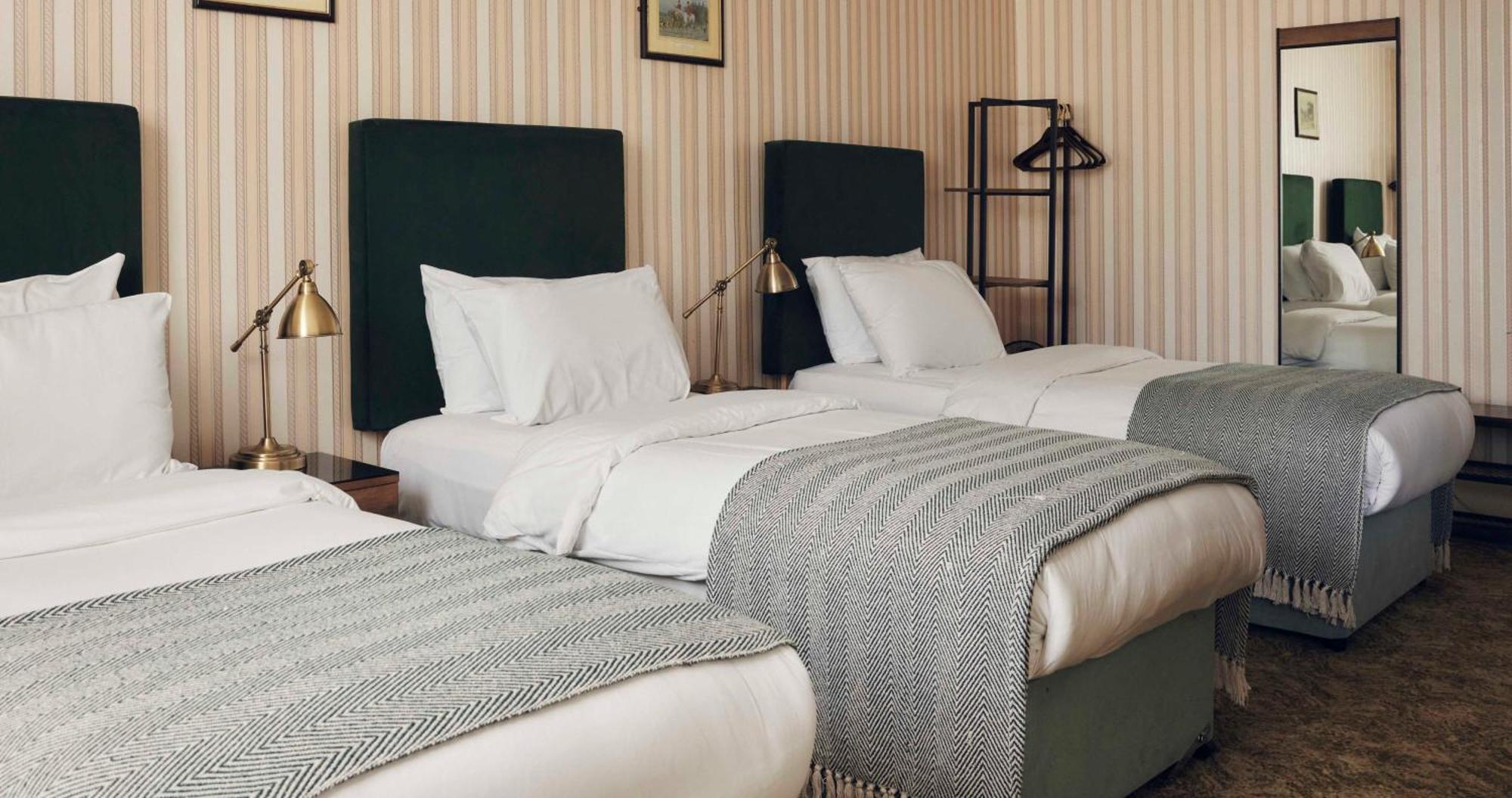 The Columbia Hotel Лондон Екстериор снимка