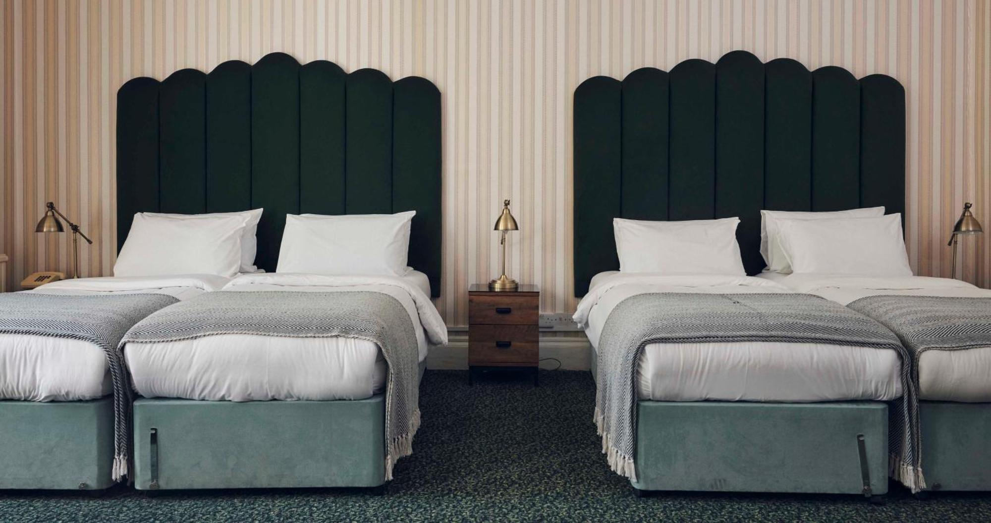 The Columbia Hotel Лондон Екстериор снимка