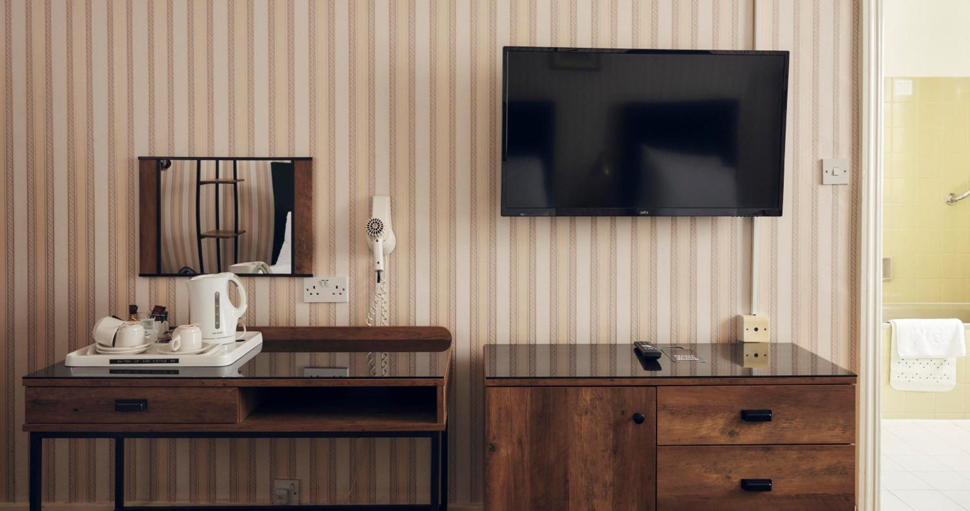The Columbia Hotel Лондон Екстериор снимка